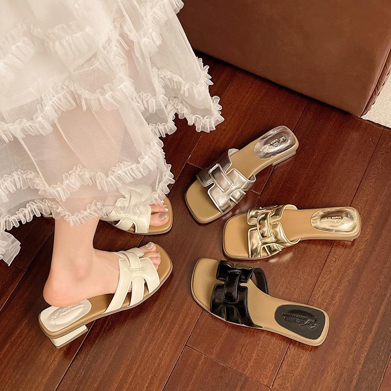 Open-toed slippers women's summer new square heel middle heel outer wear fashionable and simple casual cool slippers beach one-word drag