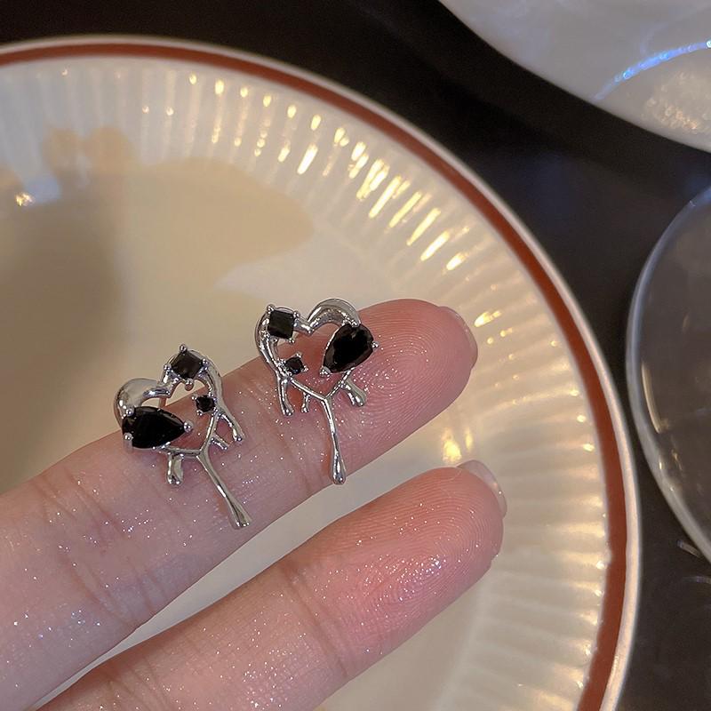 

Серьги-пусеты в виде сердца из темной серии INS: Трендовый дизайн 2024 года для студенток