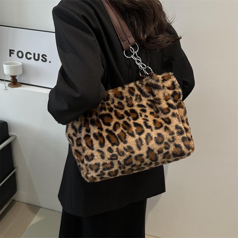 Simple and large-capacity leopard print bag 2025 new trendy fashion plush tote bag fashion chain portable shoulder bag