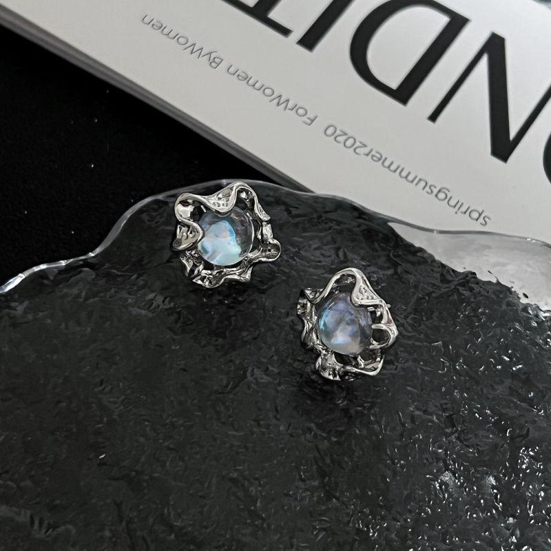 

Kansai Жидкий Металл Лунный Камень Серьги-гвоздики Стильные 2022 Лето Новое поступление Серьги Модные Модные Украшения для ушей Pair of ~ Silver Needles