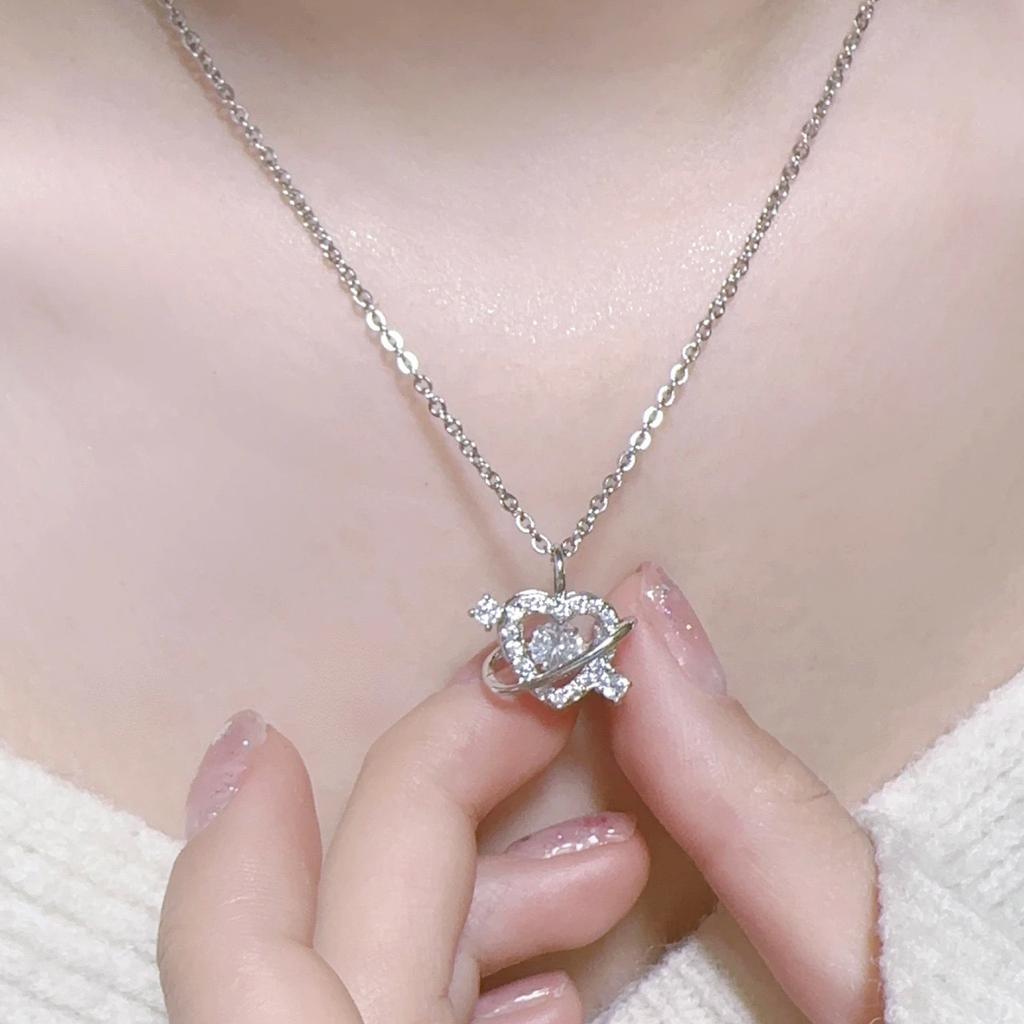 A Shot of The Heart-piercing Necklace for Women with A Niche Design and Sweet and Exquisite Temperament