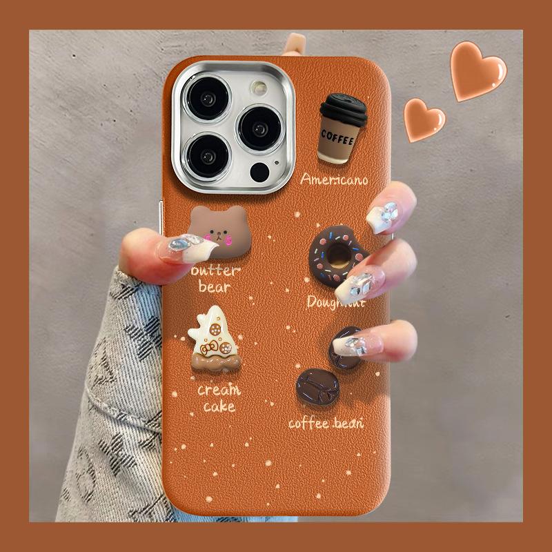 

Трехмерный десертный кофейный медведь подходит для чехлов для телефонов iPhone 15PRO. 14 Милый Мягкий Силиконовый 13 Металлическая Кожаная Текстура 12/11 Honor 100 Pro