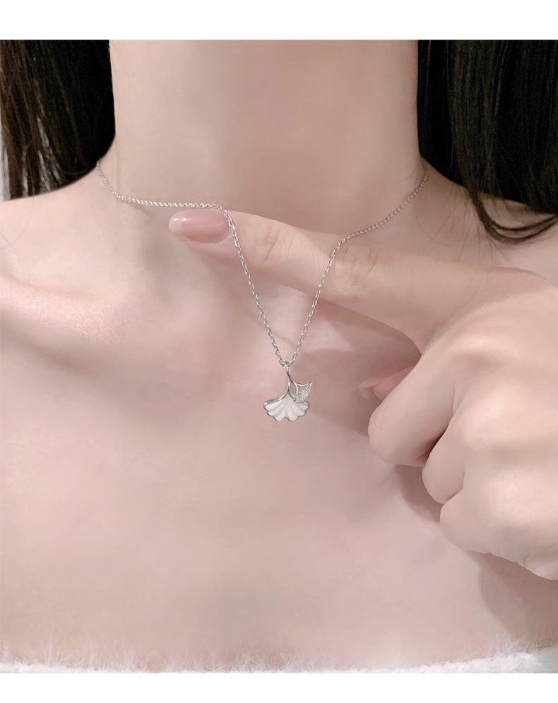 S925 Sterling Silver Ginkgo Leaf Necklace for Women: Three Lives Apricot Light, Luxurious, and Versatile High-End Clavicle Chain.