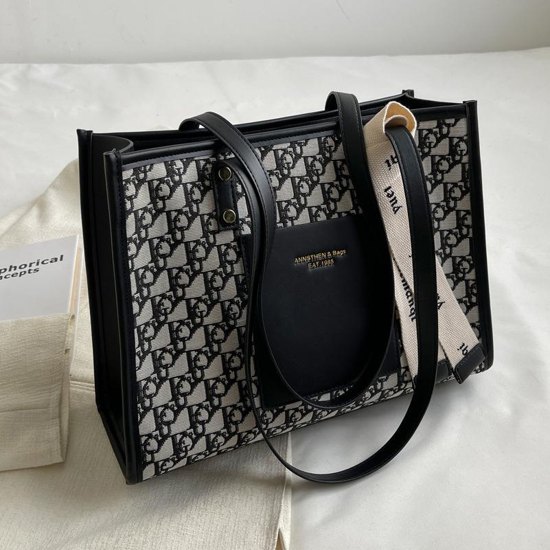 

Large capacity bag women s 2025 new versatile commuter shoulder bag fashionable high-end texture retro portable tote bag чёрный