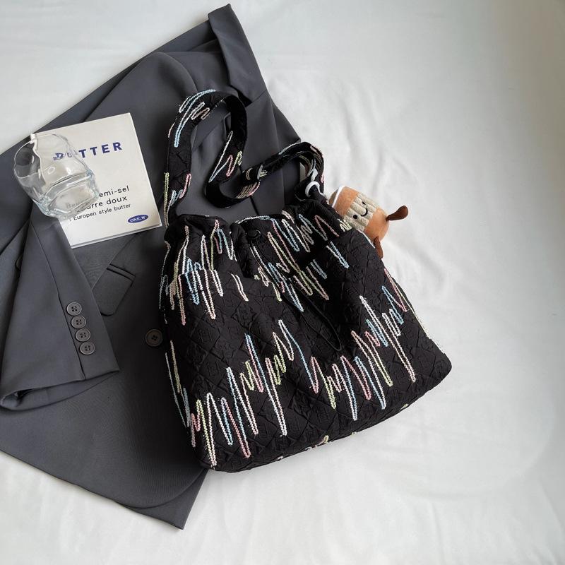 

Women s bag Nylon bag Large capacity shoulder bag Simple versatile high sense Class commuter messenger bag Bucket bag Single package without pendant чёрный