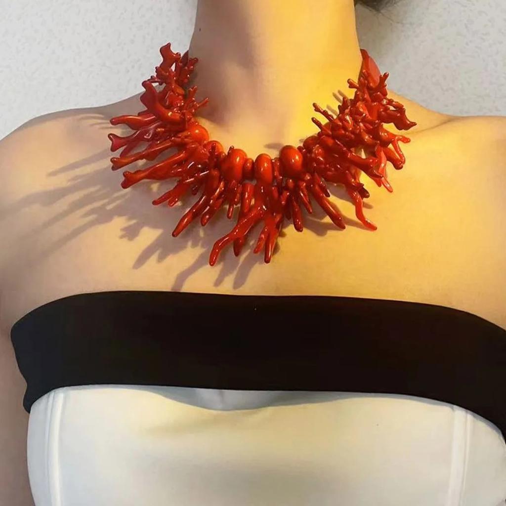 Heiß verkaufendes böhmisch-stiliges doppellagiges geschichtetes Harz-Roter-Korallen-Halskette für Damen Modischer & Einzigartiger Damenschmuck Halskette