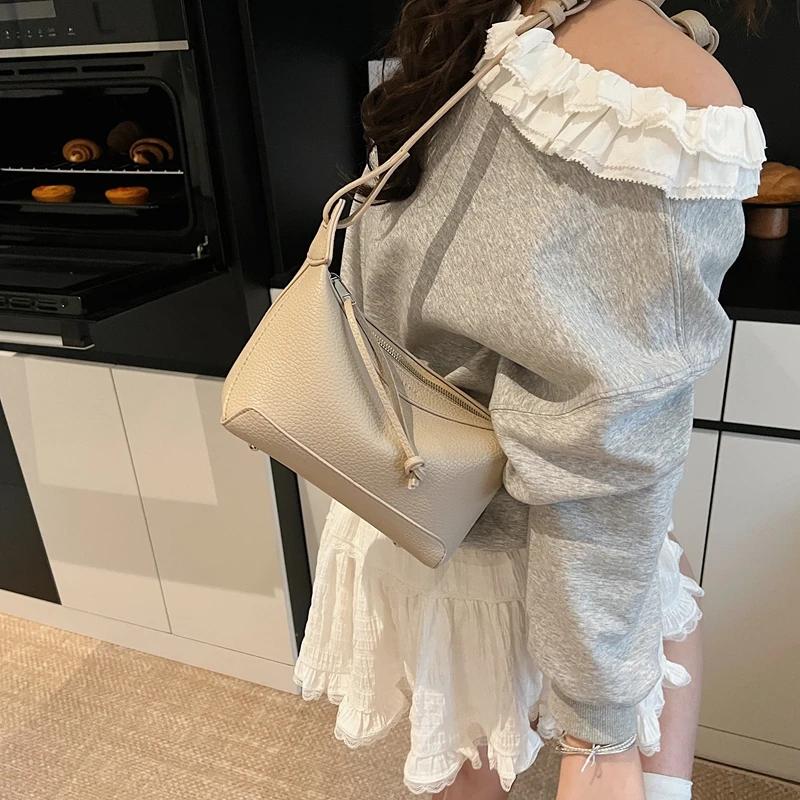 New Sense of Luxury Solid Zipper PU Pillow Shoulder Bags for Women 2026 High Quality Temperament Classic Commute Crossbody Bags