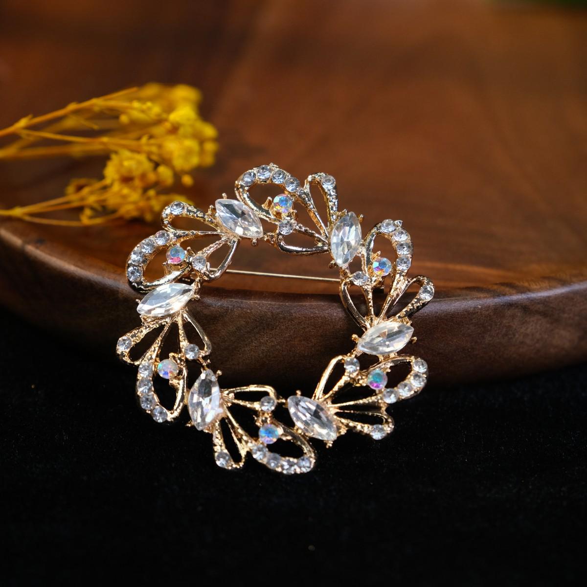 

Елегантна брошка зі стразами: Високоякісна японська та корейська мода кришталева шпилька для шарфа для жінок