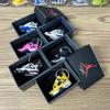 Trendiger AJ4 Schlüsselanhänger & Mini-Schuh-Anhänger Geschenkbox - Jordan 4 Serie Rucksack