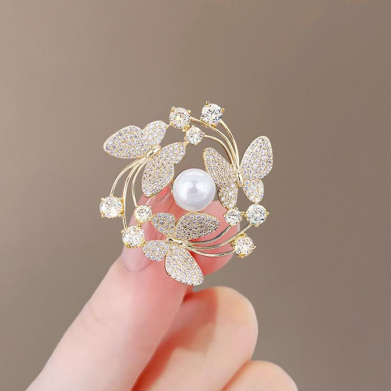Alloy Rhinestone Pearl Elegant Temperament Fashion Three Butterfly Brooch Ladies Luxury Designer Brooch Pin Accessories Gold Color
