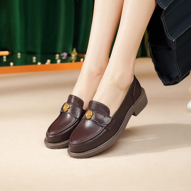 

Женские лоферы с черной камелией, новинка весны и осени 2025 года, женские туфли на одном ходу, в студенческом стиле, маленькие кожаные туфли 40