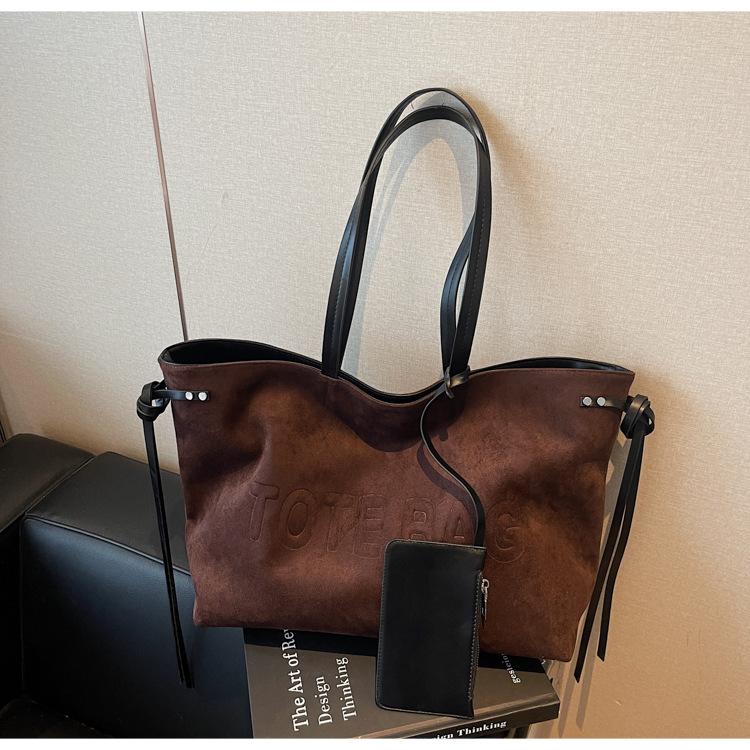 

Повседневная сумка большой вместимости для поездок на работу, женская, новая 2025 года, дорожная сумка для коротких поездок, модная ретро сумка-багет на плечо глубокая кофе