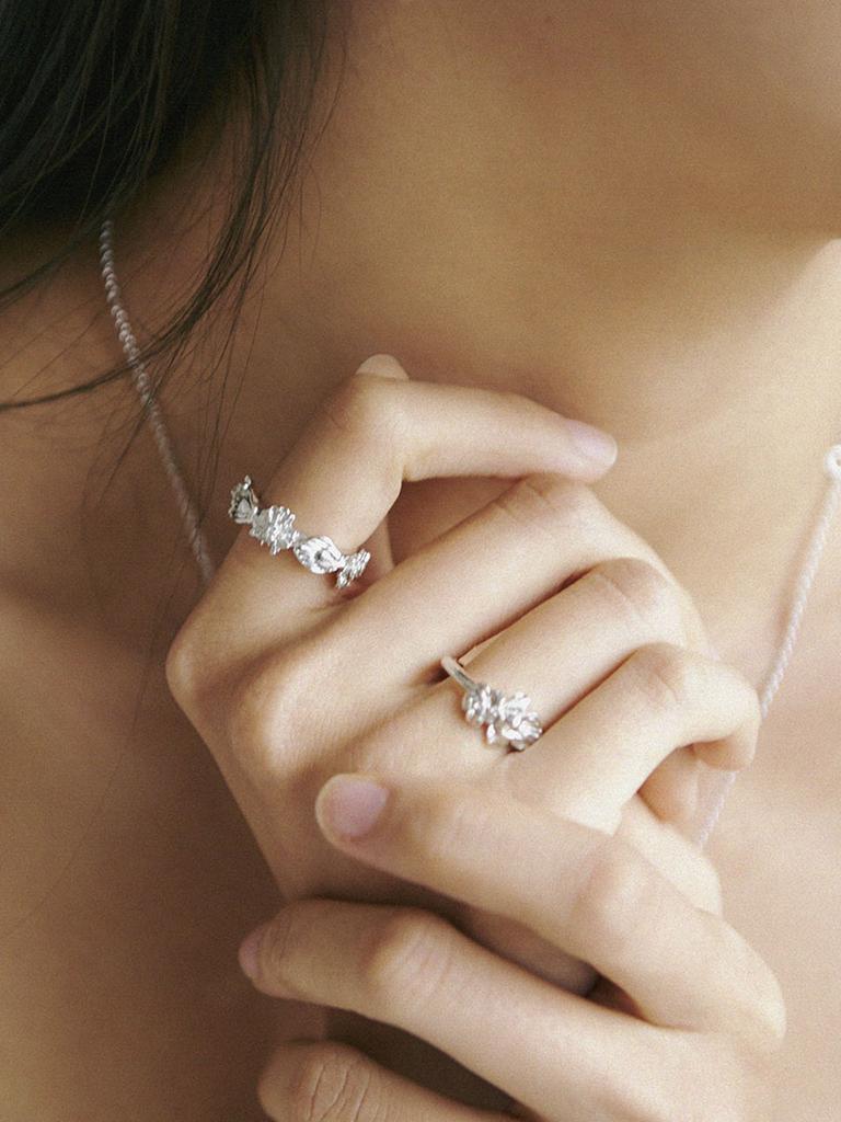 Xiann Daisy Open Ring White