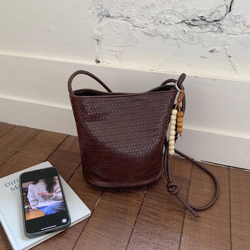 Fashion woven bucket bag New summer bag Casual shoulder bucket bag Premium messenger women's bag