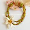 Elegante Set da 3 Pezzi: Orecchini pendenti in resina con perline e fiori, collana e bracciale da donna