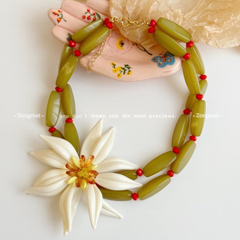Elegante Set da 3 Pezzi: Orecchini pendenti in resina con perline e fiori, collana e bracciale da donna