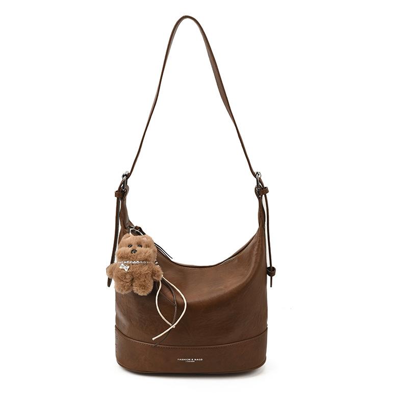 Retro temperament 2025 new daily commuting versatile shoulder messenger tote bag soft leather casual binaural bucket bag