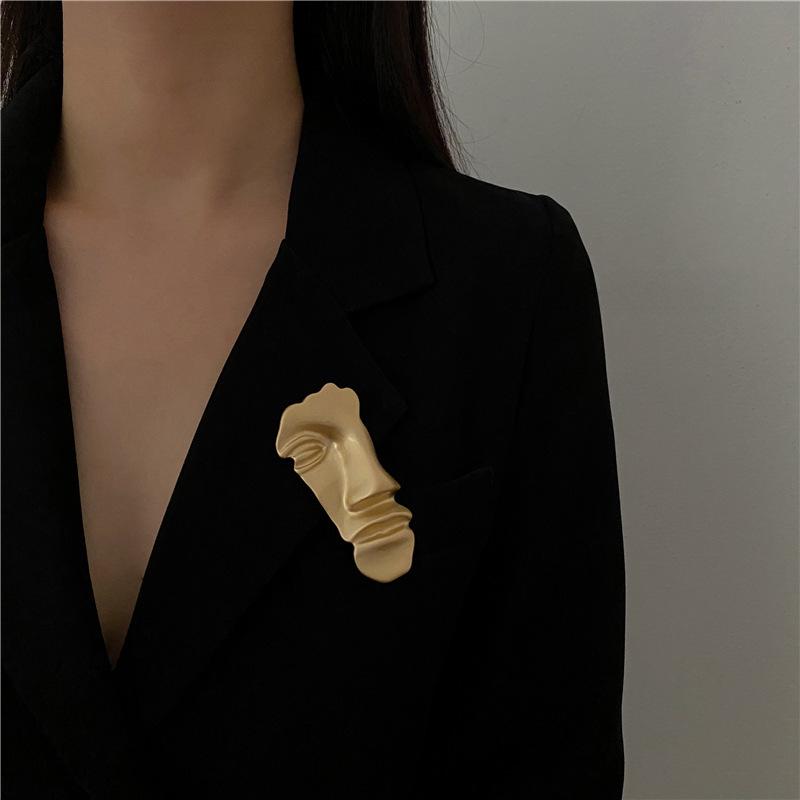 Chic European and American Retro Matte Gold Face Brooch – Fashionable and Versatile Accessory.