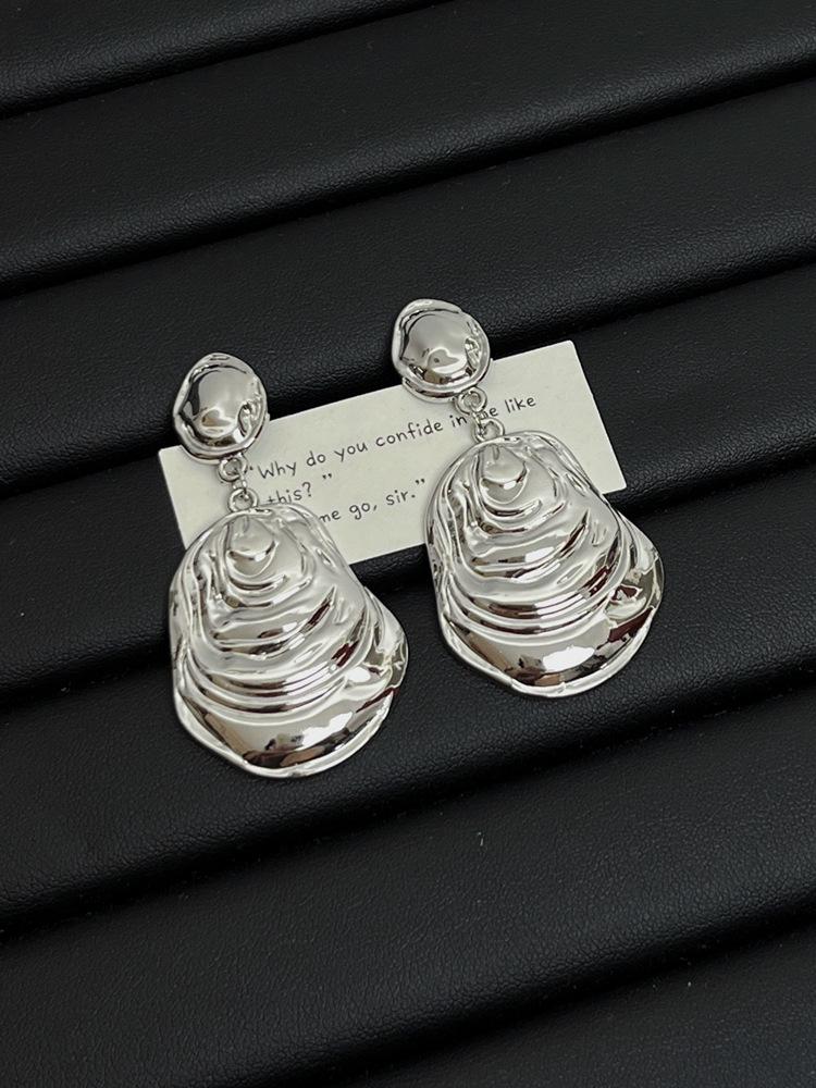 

Серьги-пусеты в стиле Чжан Цзяни: Текстурированный плиссированный французский дизайн класса люкс серебряный