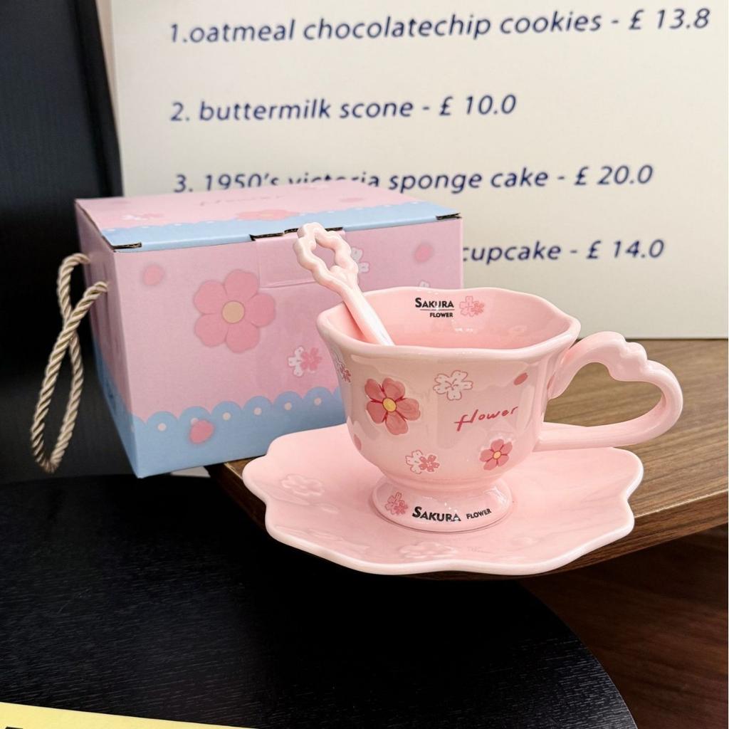 Kreatives Keramik-Kaffeebecher- und Untertassen-Set Büro Nachmittagstee Tasse und Untertasse Mädchenherz Kirschblüten Geprägte Tasse und Untertasse Souvenir