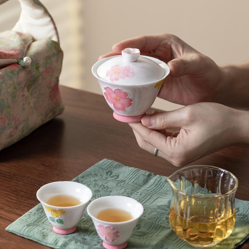 Handbemaltes florales Porzellan Gaiwan-Set mit 2 Tassen Tragbares Reise-Teegeschirr Chinesisches Gongfu-Tee-Geschirr Geschenkbox