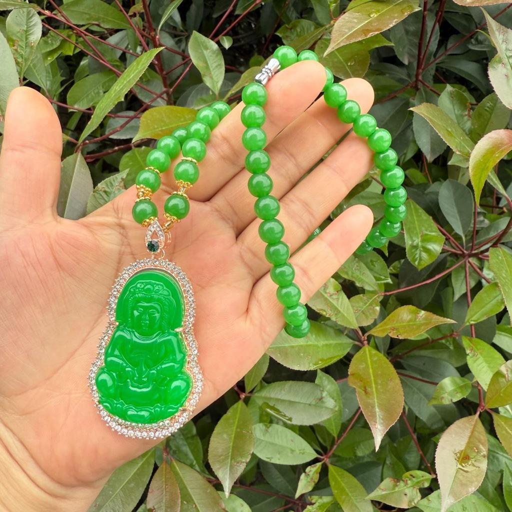 Women's Luxurious Fan-Shaped Necklace with Rhinestones and Imitation Hetian Jade Beaded Chain