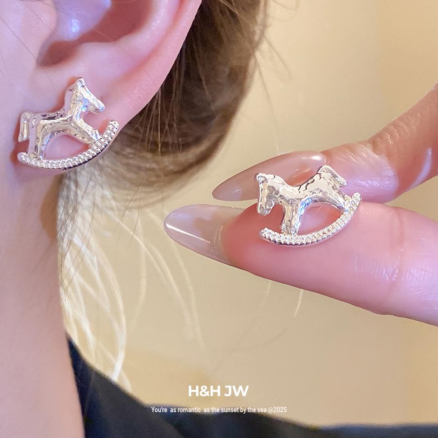 Silver Needle Pony Simple Fashion Earrings Small and Exquisite Versatile Earrings Light Luxury Advanced Earrings Design Niche