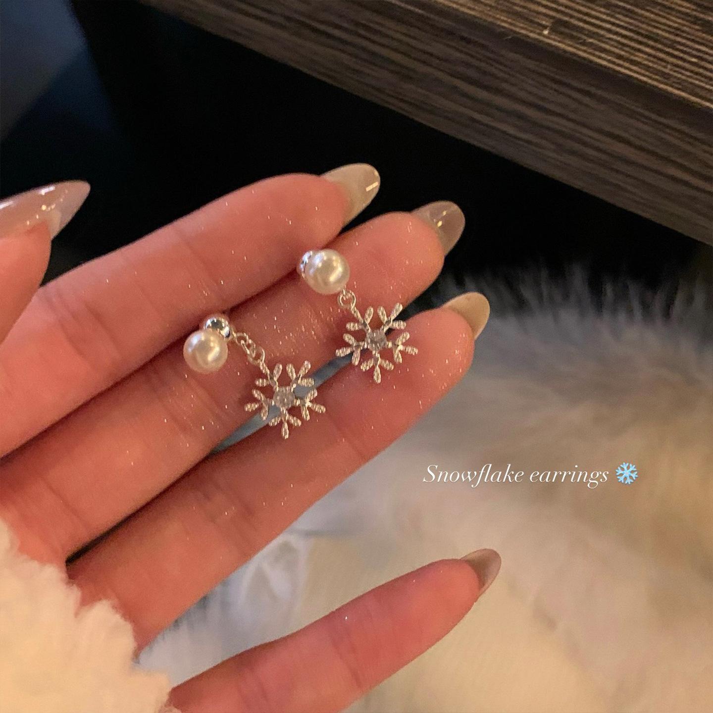 Zircon Snowflake Pearl Stud Earrings Elegant and exquisite earrings Temperament Versatile earrings Women