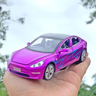 1:32 Kovový model auta Tesla Model 3 se světelnými a zvukovými efekty, natahovací pohon.