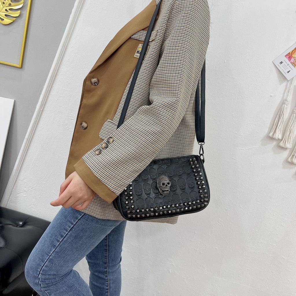 New Casual Women's Bag with Retro Style Skull Single Shoulder Diagonal Cross Bag for Women