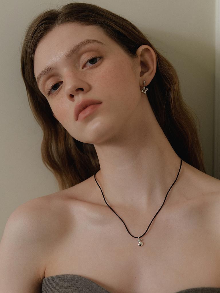 Leeenoir Mini Flow Initial String Necklace (Black)