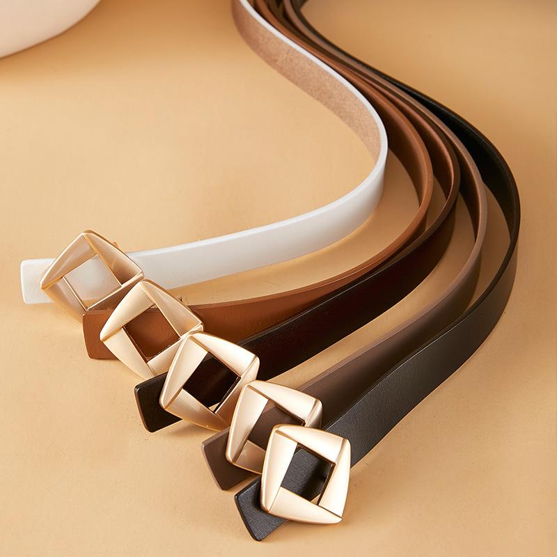 Ceinture pour femmes Coupe en cuir entier Boucle lisse pour femmes Boucle carrée en alliage de zinc Ceinture fine en cuir coréen