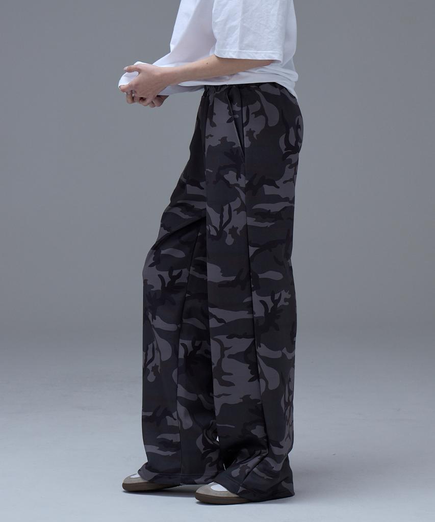 URBANAGE Camo Single-Pleat Wide Sweatpants_Charcoal