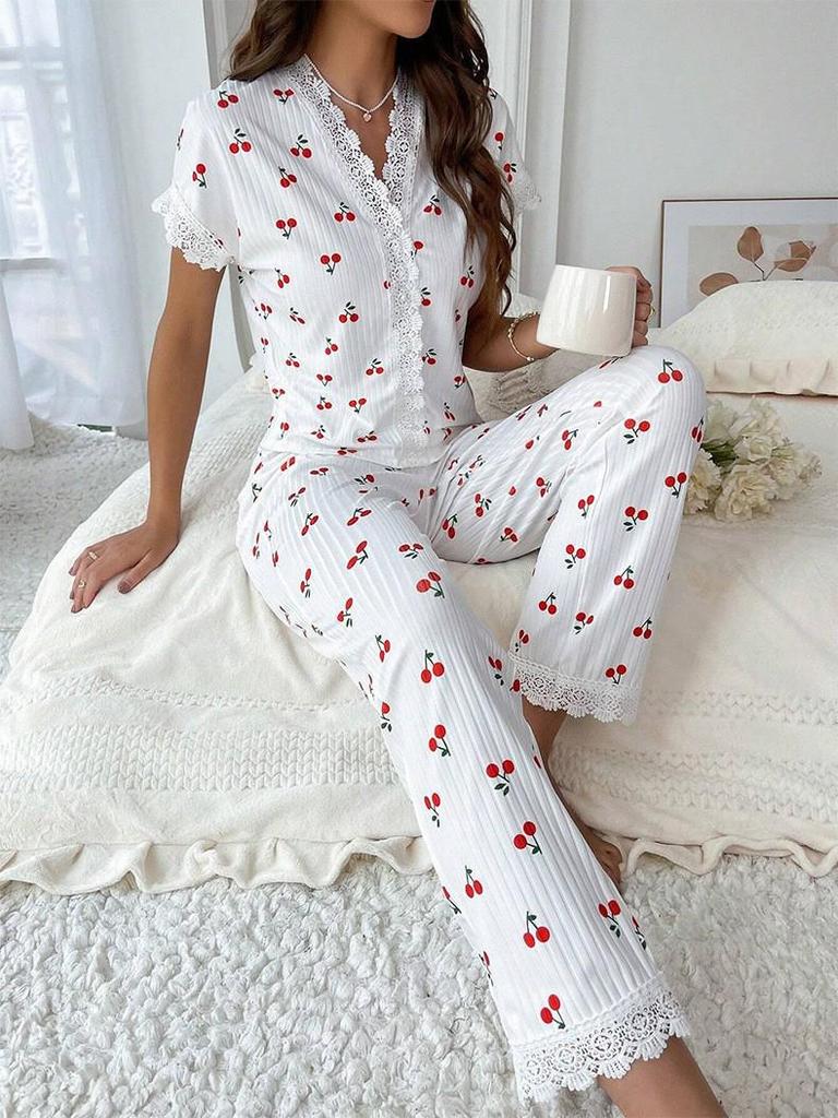 Set de pijama pentru femei cu imprimeu de cireșe, cu dantelă și decolteu în V: Tricou cu mânecă scurtă și pantaloni scurți