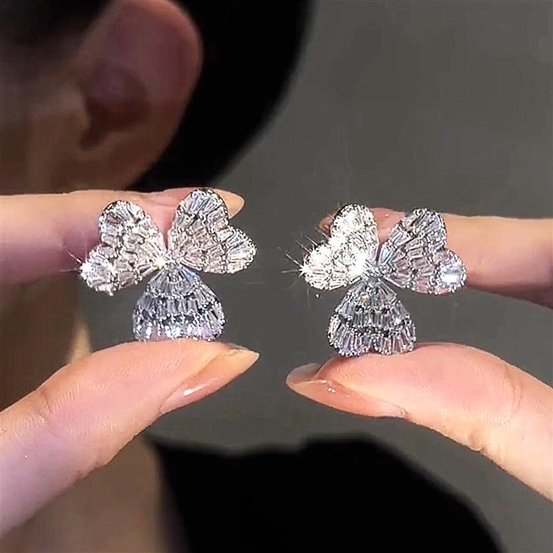 Huitan Модные женские серьги-гвоздики с дизайном 3 сердец, новые, с ослепительным кристаллом CZ, изысканные женские серьги 2025