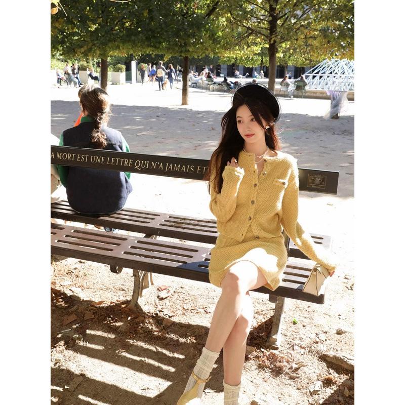 

Xiaoxiangfeng 2024 Осень/Зима Вязаный Кардиган и Юбка Комплект - Модный и Элегантный One Size жёлтый