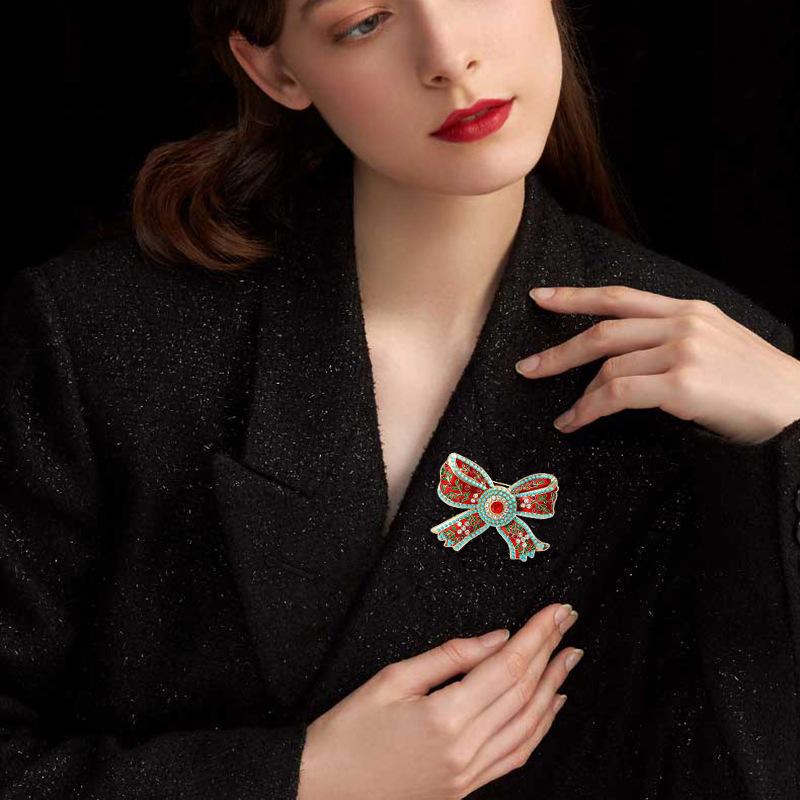 Palace Style Vintage Ribbon Bowknot Crystal Brooch Badges For Women Men Retro Middle Design Bow Drip Oil Pin Corsages Buckles
