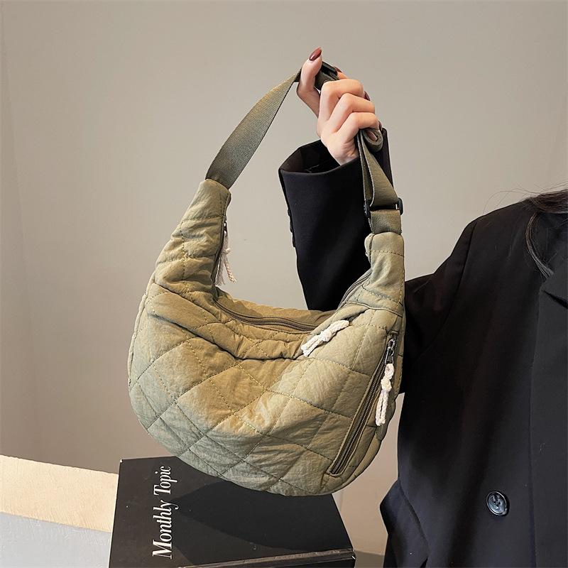 Large-capacity high-end bag women's 2025 new autumn and winter tide fashion niche nylon single shoulder oblique span dumpling bag