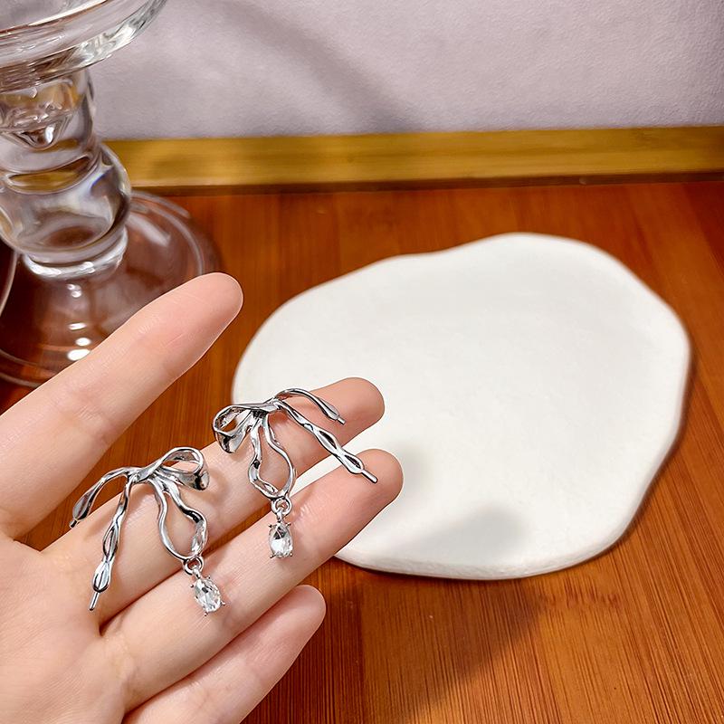 

2024 Autumn/Winter Irregular Geometric Metal Bow Stud Earrings with Silver Needle