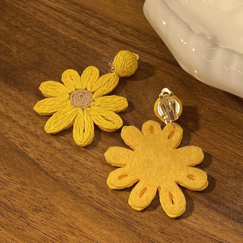 

Vacation Style Niche Style Woven Sunflower Yellow Flower Earrings Female Fancy Stud Earrings Suitable for Summer Earrings Braided sunflower ear clip