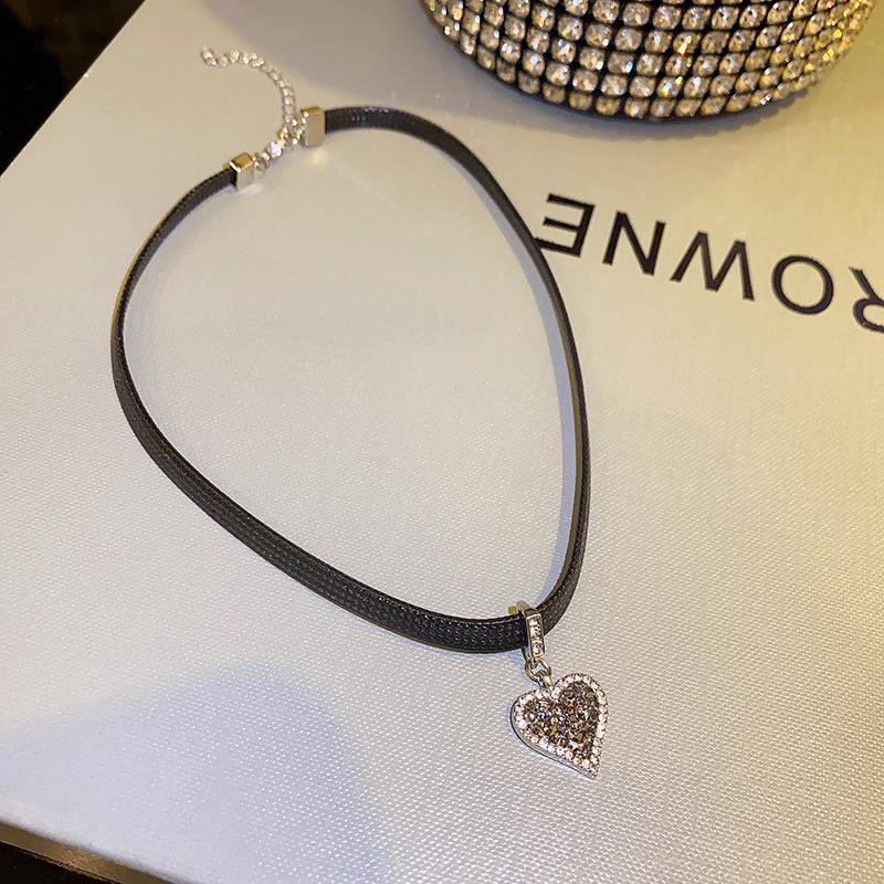 Douyin Inspired Elegant Zircon Clavicle Necklace for Women - Light Luxury, Versatile, and Stylish