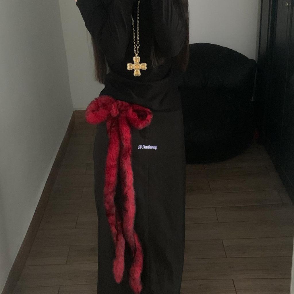 Czerwony Futrzany Ornament na Pas do Tańca Jazzowego - Pikantny Dodatek Subkultury Dziewczęcej