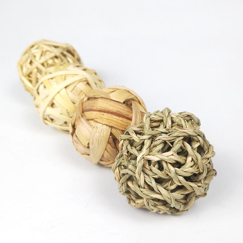 Hand-Woven Straw Chew Ball for Small Pets: Alleviates Boredom in Rabbits, Chinchillas & Guinea Pigs