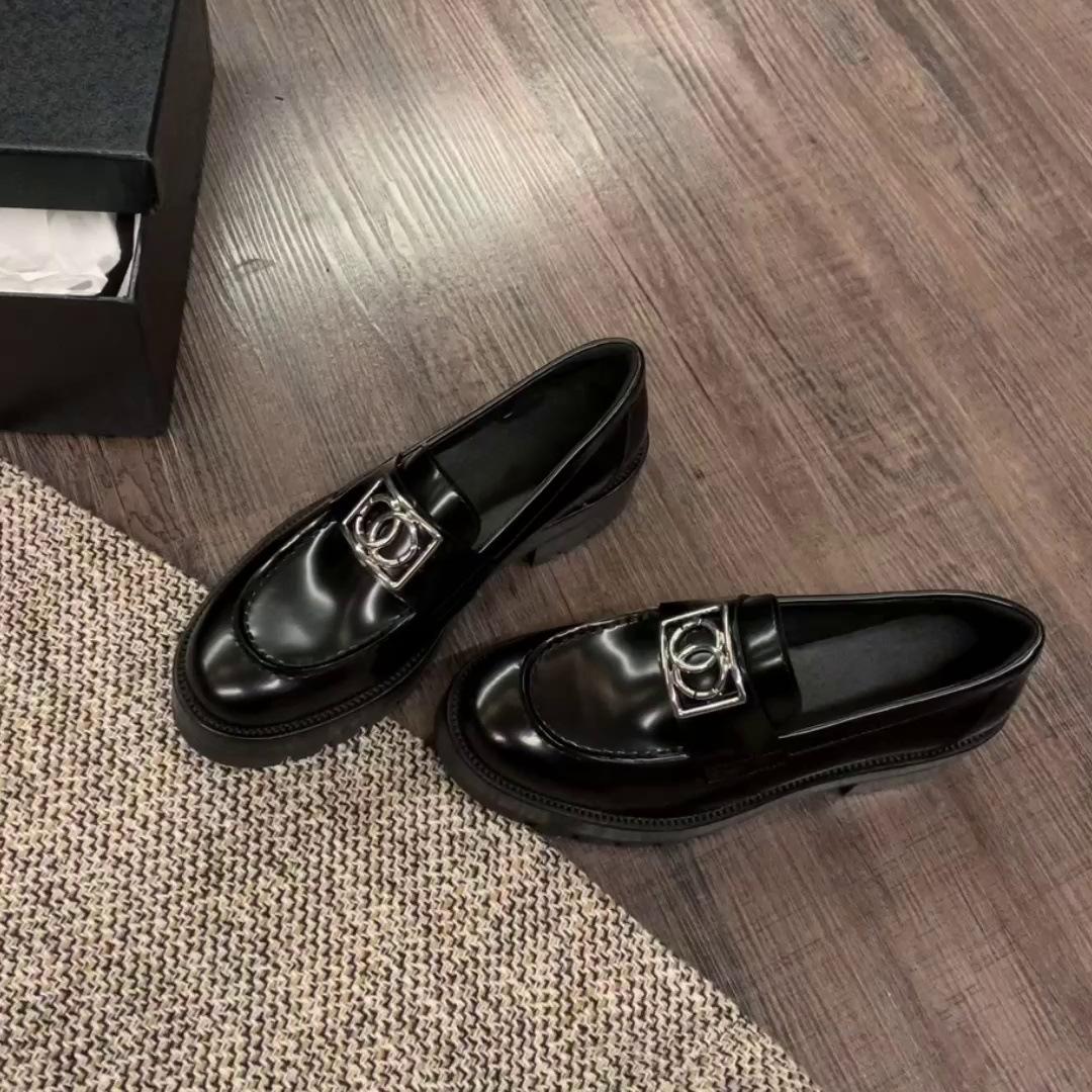 

Yuanlitong две версии металлическая пряжка толстый каблук платформа лоферы корейская версия одинарная обувь женская маленький ароматный ветер маленькие кожаные туфли женские 40 чёрный