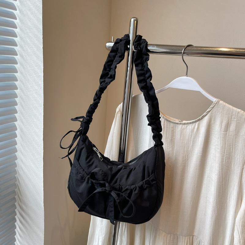 

Легкая нейлоновая тканевая сумка женская 2024 новая нишевая плиссированная на плечо под мышку повседневная универсальная сумка-пельмень сумка-мессенджер