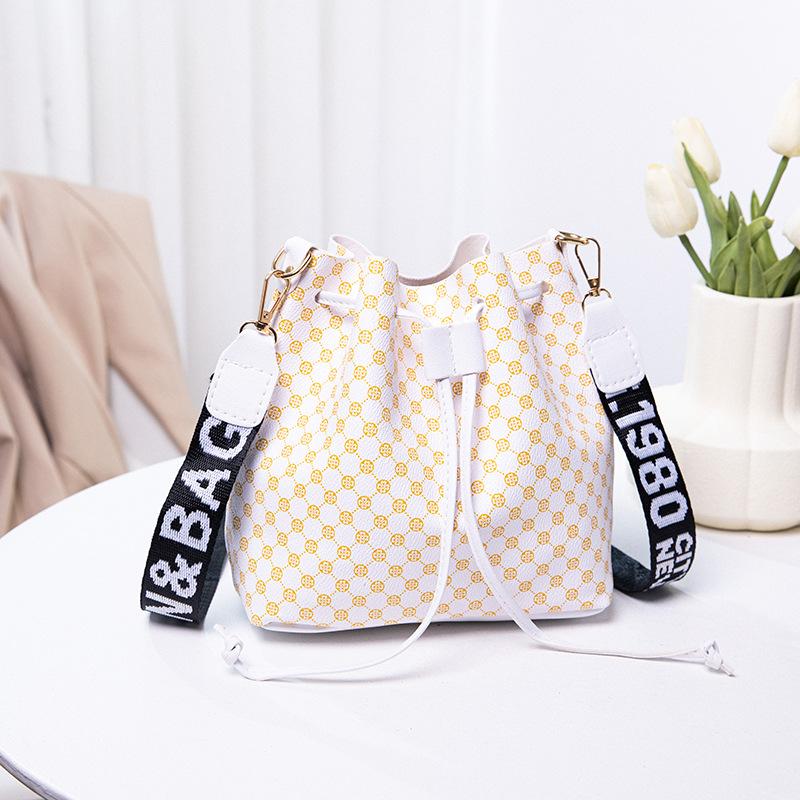 Retro One-shoulder Crossbody Bucket Bag, a New Pumping Belt Casual Women's Bag.