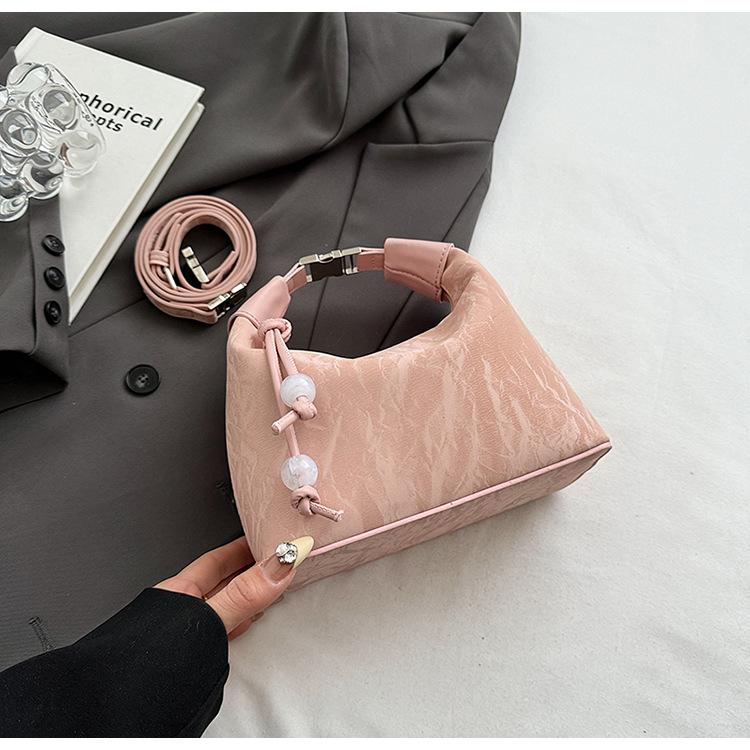 

Niche design portable underarm small bag women s 2025 new trendy fashion versatile shoulder bag feeling foreign messenger bag розовый