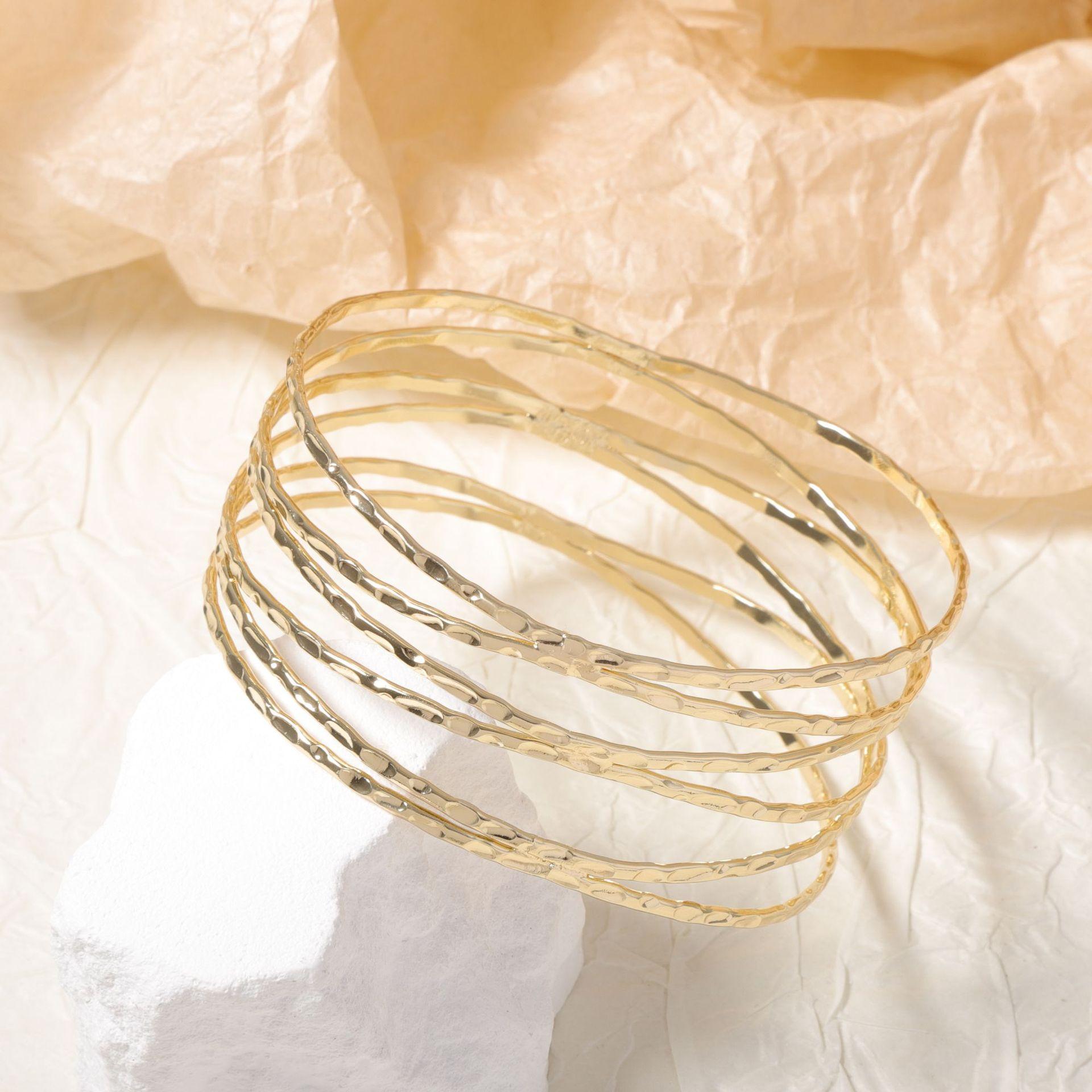 

Этот простой и модный женский браслет с многослойным геометрическим крестом и круглыми элементами с металлической текстурой излучает ощущение высококлассного дизайна.