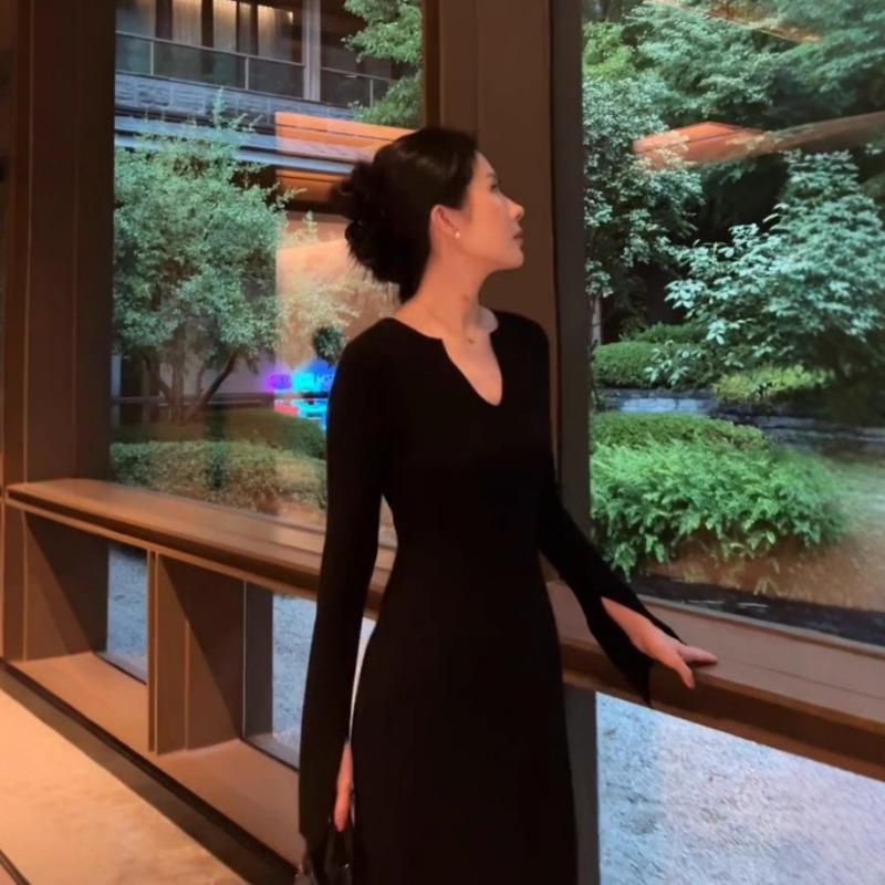 [] Black Long-sleeved V-neck Dress Autumn New Temperament Slim-fitting and Thin Dress