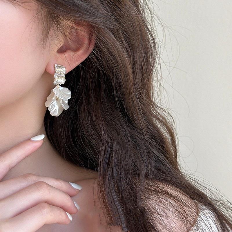 Copper Micro-Inlaid Zircon Petal Earrings Women'S Niche Design Sense Fashion Temperament Retro Flower Earrings